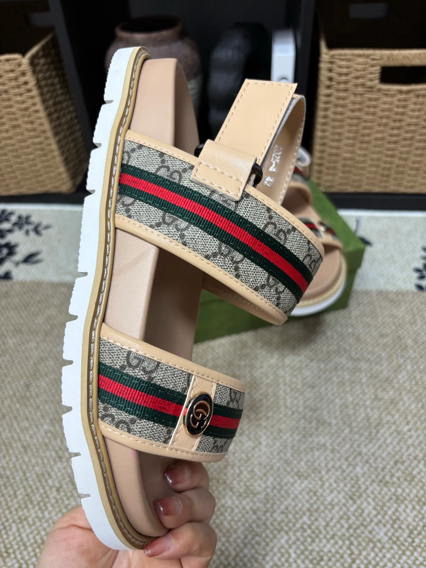 Factory 💰 300 yuan Gucci slippers] high-end men's shoes brand official website 1:1 latest masterpiece: original mold customization, the fabric is made of imported original materials, upgraded outsole, lighter and non-slip. The market's top quality, simple yet tasteful, a must-have for fashionistas, fashionable at your feet, full of confidence, the same style at the counter 👍The season of summer slippers is here. Code: 38-45 (45 customized)